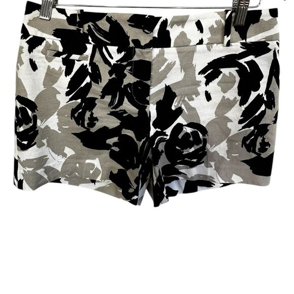 Ann Taylor LOFT Size 2 Cotton Blend Black/White/Tan Floral Riviera Shorts - Picture 2 of 5